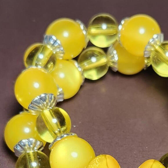 Vintage Costume Jewelry Stretch Bracelet with yellow glass beads & yellow flower - Picture 3 of 3